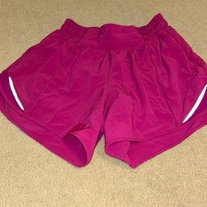 Lululemon hotty hots 4 inch and color is ripened raspberry size 2